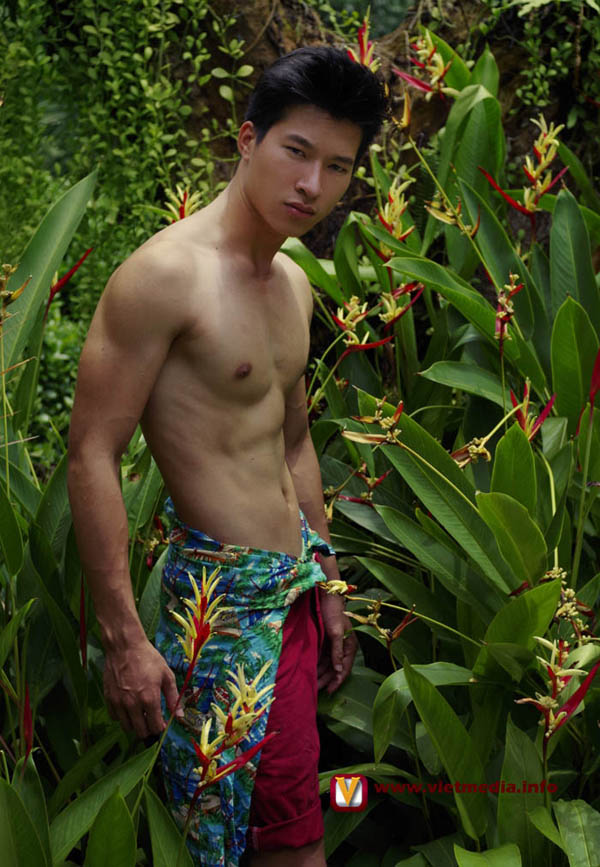 Chàng siêu mẫu phong cách Võ Văn Nam tươi trẻ với tông màu hè nhiệt đới Hawaii